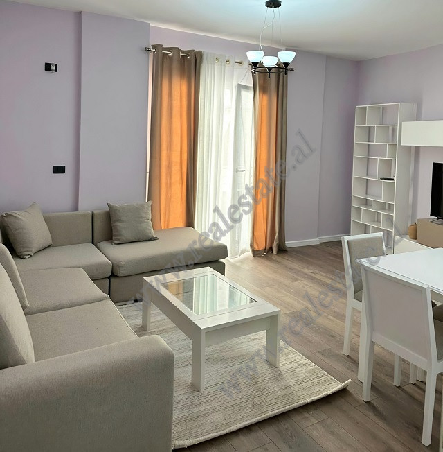 Apartament 1+1 me qira ne zonen e Liqenit te Thate, prane Hotel Radisson ne Tirane.
Eshte e pozicio